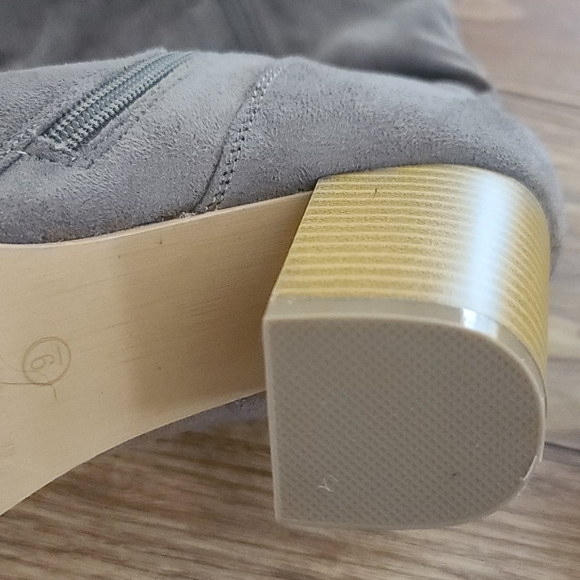 Boots - Picture 4 of 4